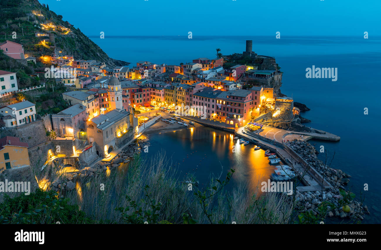 Vernazza bei Nacht, La Spezia, Ligurien, Italien Stockfoto