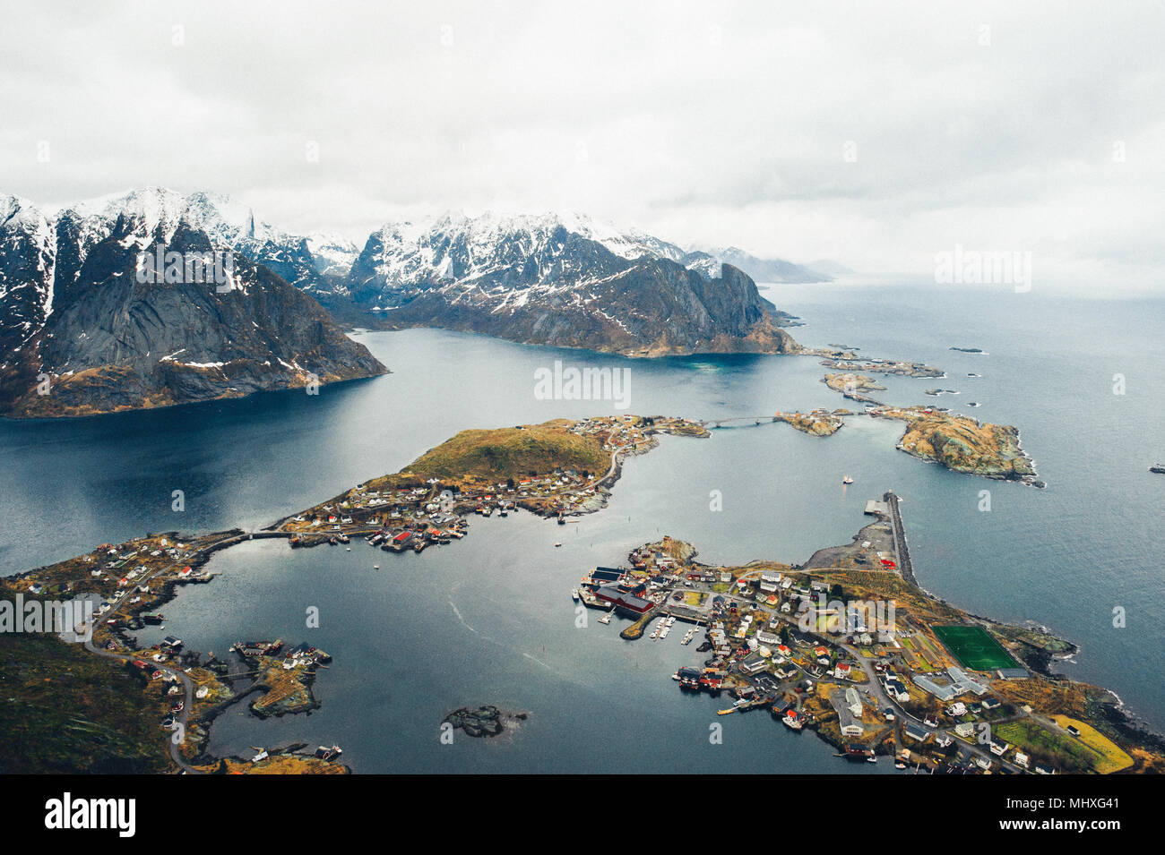 Lofoten ist ein Archipel in der Grafschaft von Nordland, Norwegen. Ist für eine unverwechselbare Landschaft mit dramatischen Berge und Gipfel, offenes Meer und geschützte Buchten, Strände und unberührte Länder bekannt. Stockfoto
