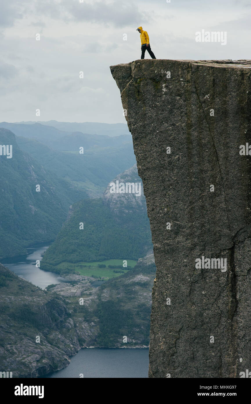 Naturfotograf touristische stehen auf dem Gipfel des Berges. Schöne Natur Norwegen Preikestolen oder Prekestolen. Stockfoto