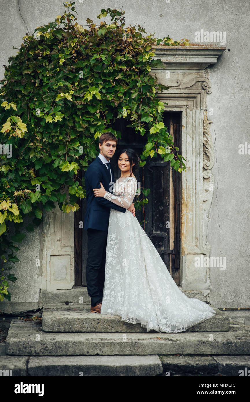 Portrait von eleganten asiatische Braut Bräutigam umarmen Stockfoto