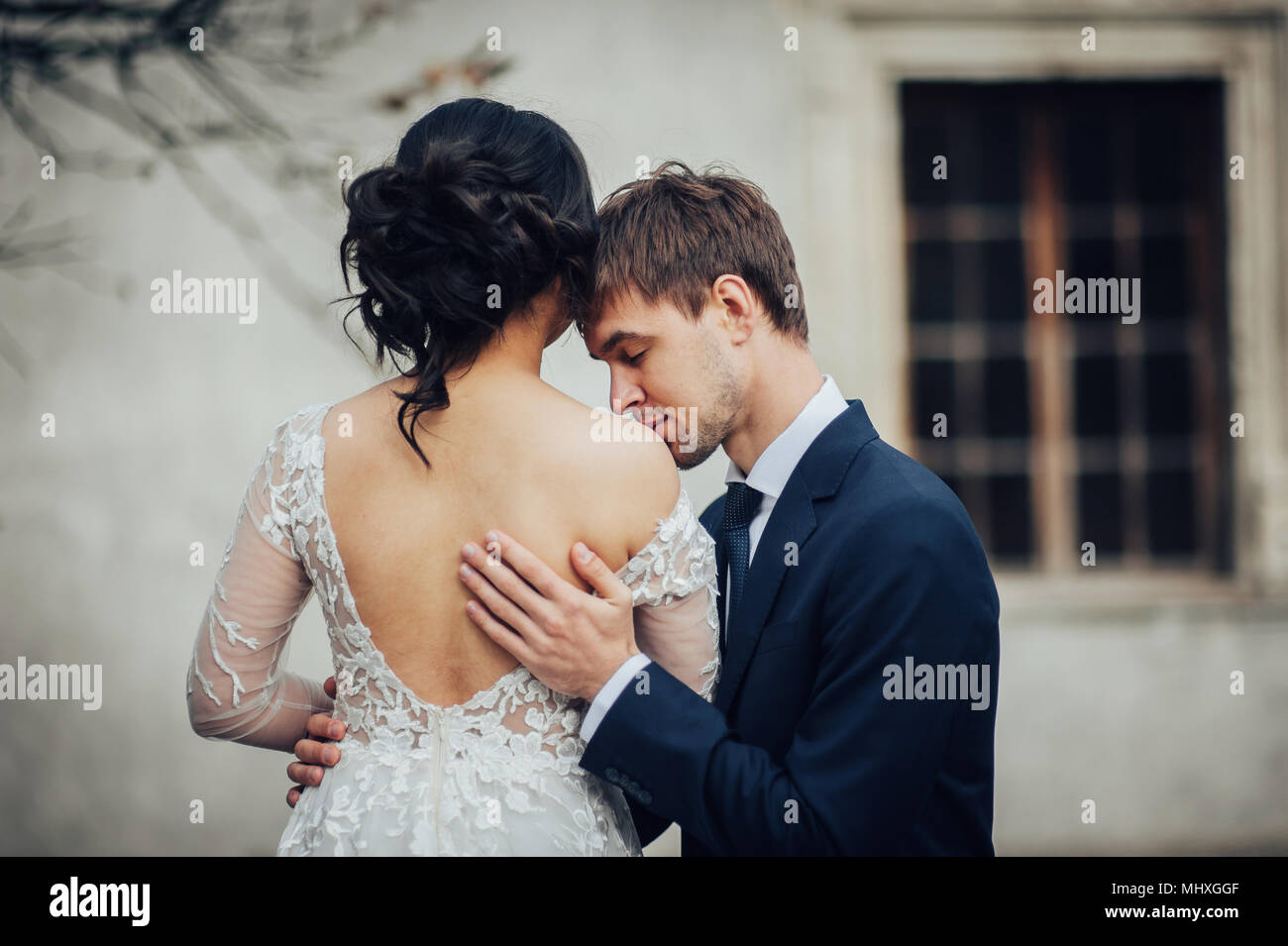 Bräutigam zärtlich küssen Braut in der Schulter Stockfoto