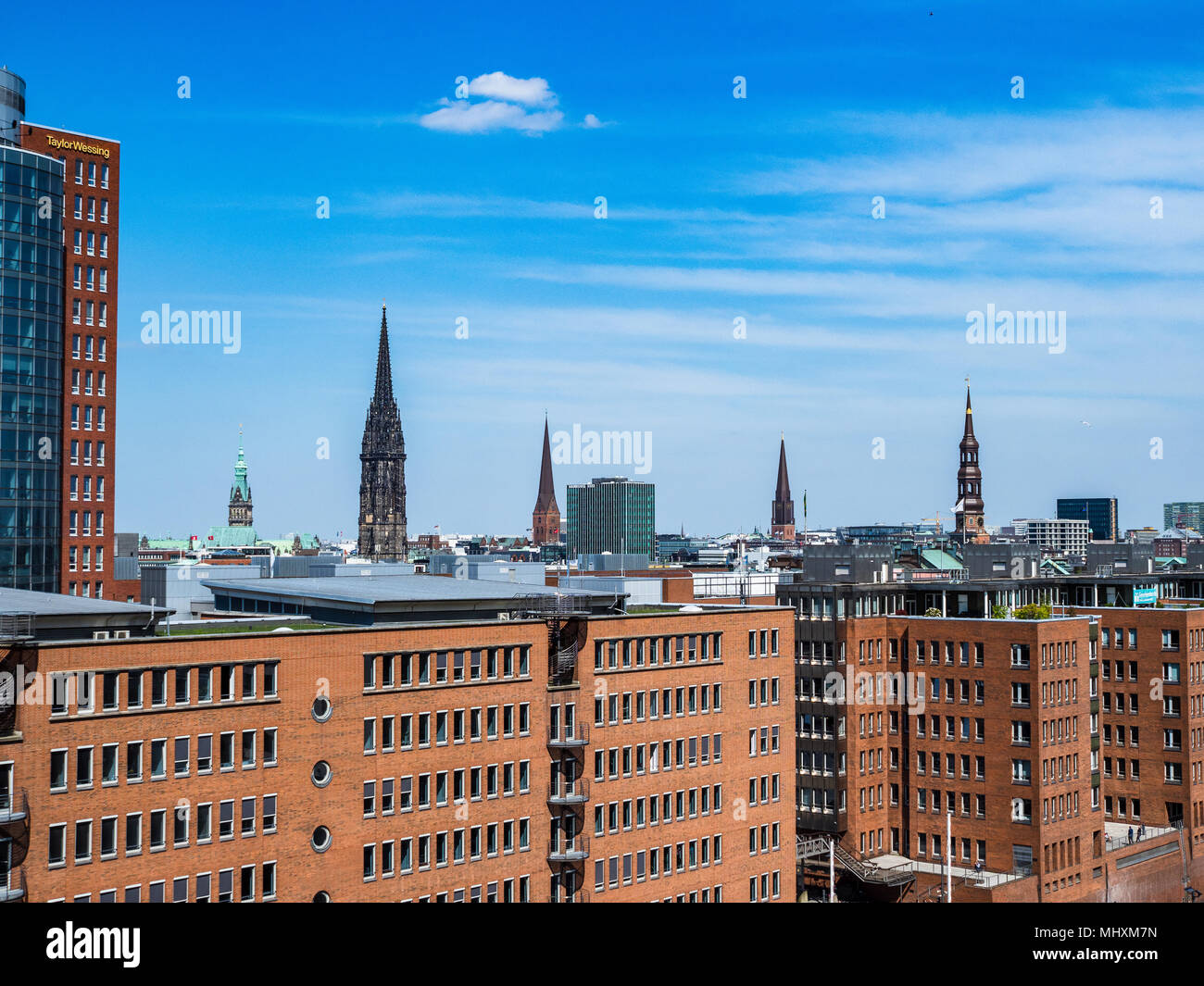 Hamburger Stadtbild - Kirchtürme und das Hanseatic Trade Center in der HafenCity Hamburg Stockfoto