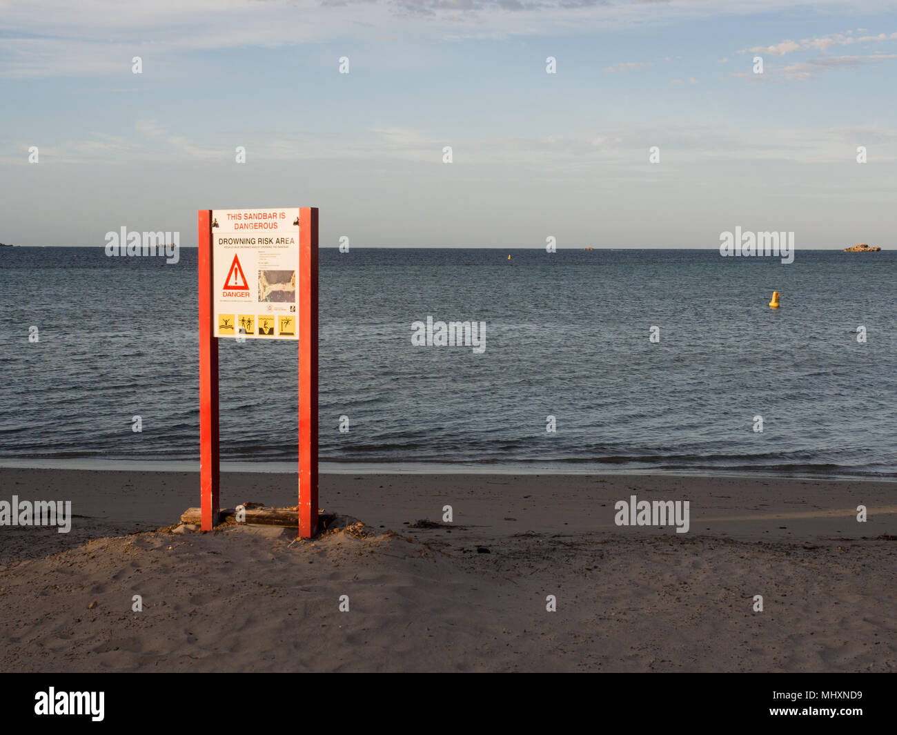 Warnschild für die Sandbar, Penguin Island, Perth, Western Australia. Besucher werden aufgefordert, die Fähre zu benutzen. Stockfoto