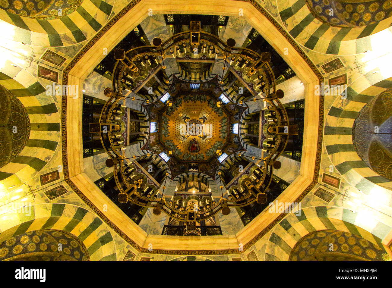 Innenansicht des Aachener Dom, der zum Weltkulturerbe der UNESCO in Aachen, Nordrhein-Westfalen, Deutschland. Stockfoto