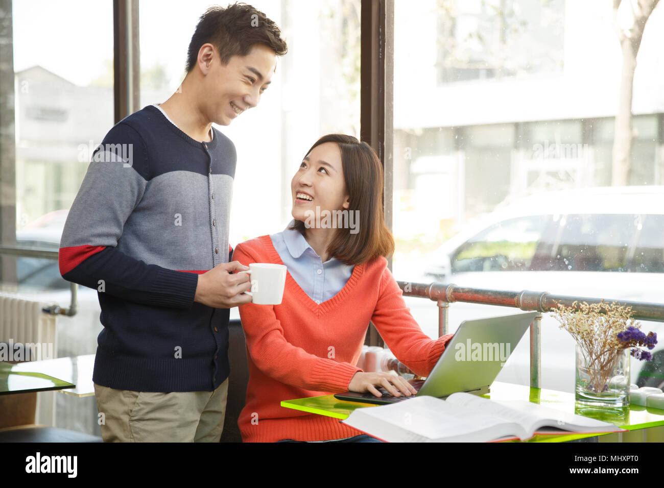 Junge Paare im Coffee Shop zu erfahren Stockfoto