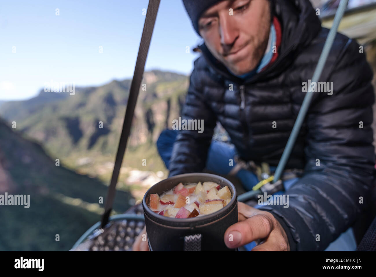 Kletterer auf portaledge, Zubereitung von Speisen, Kalken, Provinz Yunnan, China Stockfoto