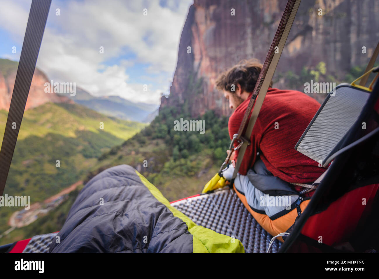 Kletterer sitzen auf portaledge, Ansicht, Kalken, Provinz Yunnan, China Stockfoto
