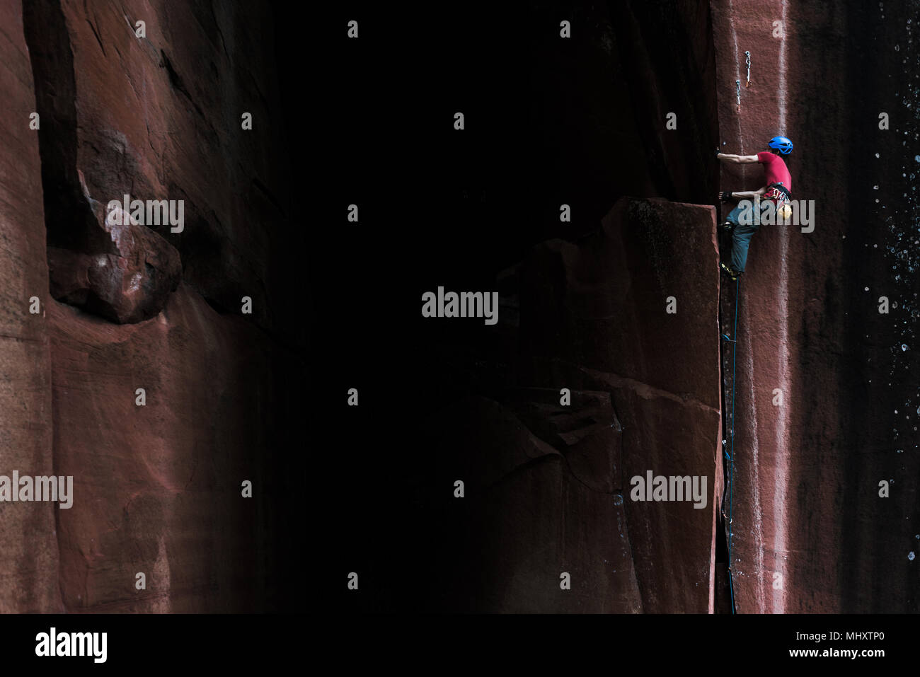 Kletterer klettern Sandsteinfelsen, Low Angle View, Kalken, Provinz Yunnan, China Stockfoto