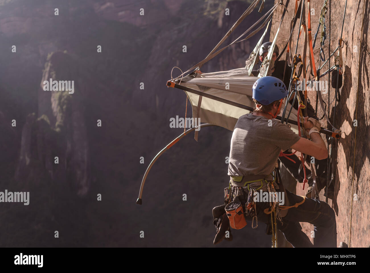 Zwei Kletterer anhängen portaledge zu Rock, Kalken, Provinz Yunnan, China Stockfoto