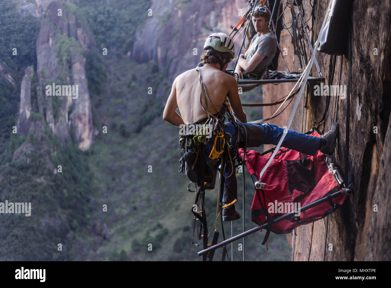Kletterer sichern portaledge, Kalken, Provinz Yunnan, China Stockfoto