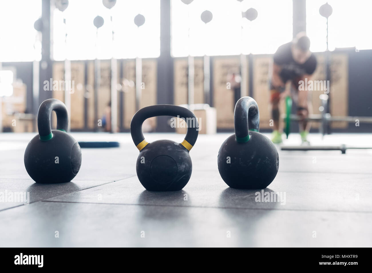 Kettlebells in Turnhalle Stockfoto