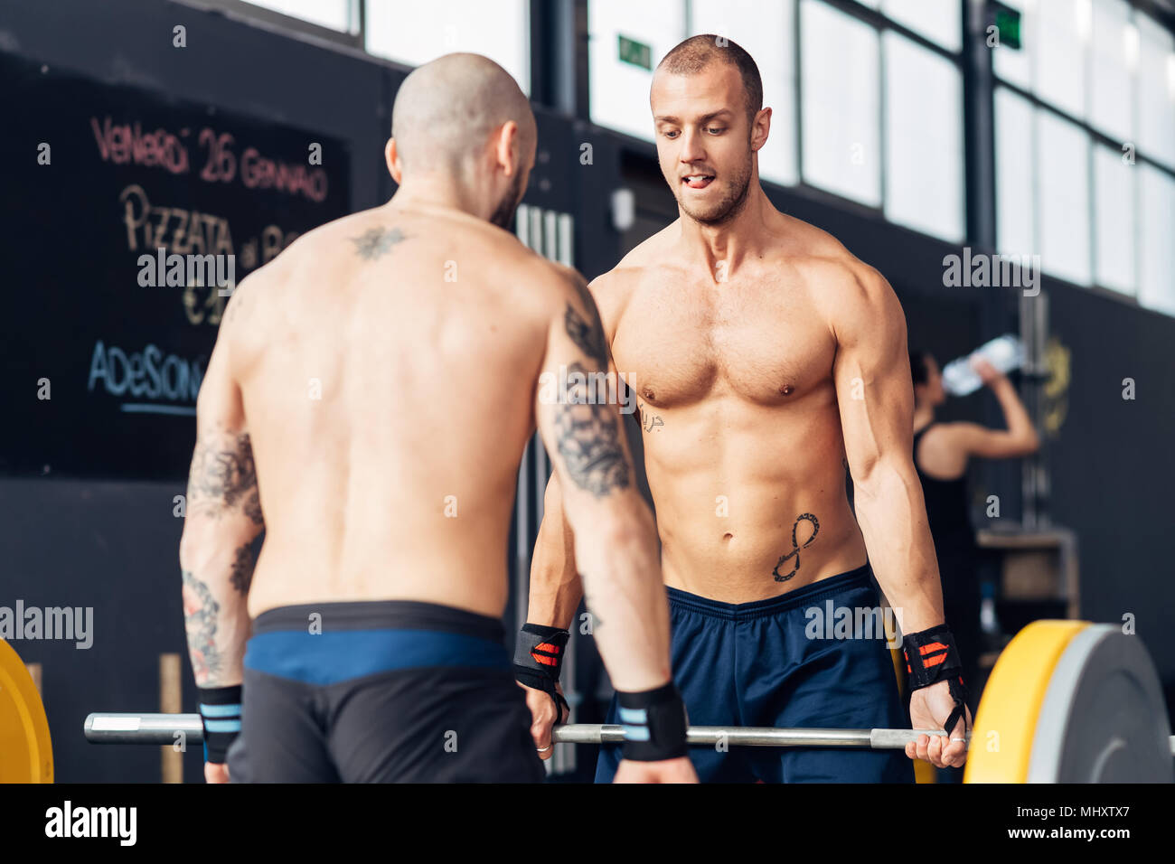 Männer Gewichtheben mit Barbell in der Turnhalle Stockfoto