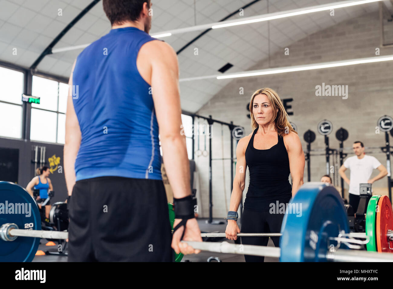 Der Mann und die Frau in der Fitnessraum mit Hanteln weightlifting Stockfoto