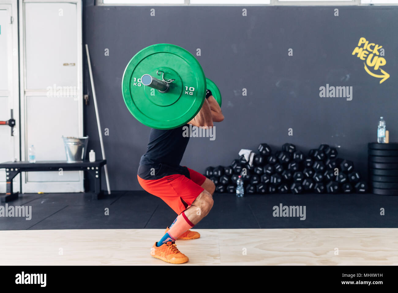 Seitenansicht des Menschen weightlifting Barbell in der Turnhalle Stockfoto