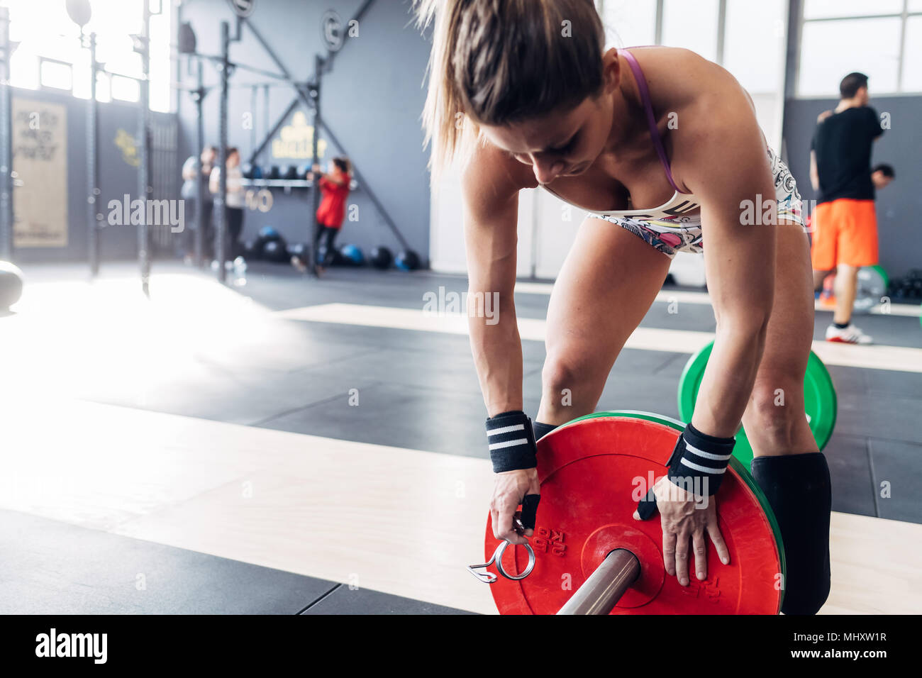 Frau weightlifting Barbell in der Turnhalle Stockfoto