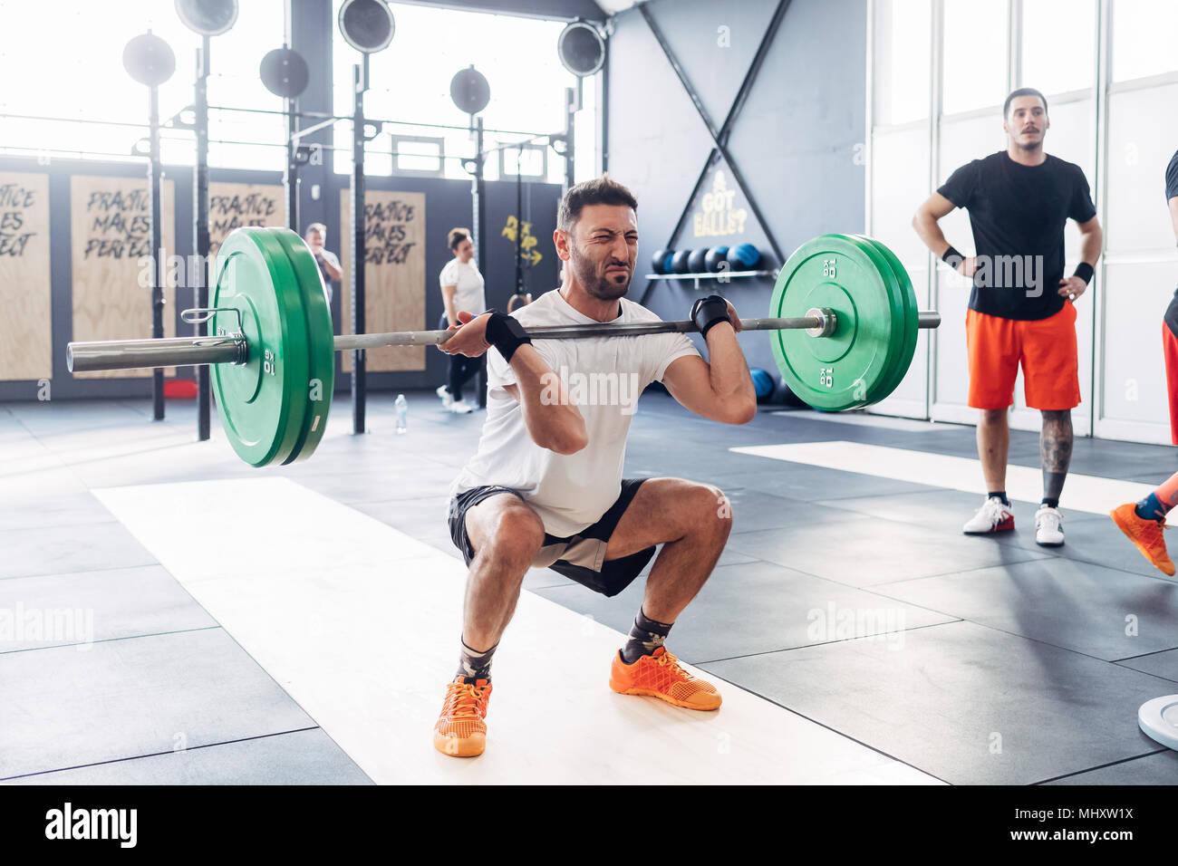 Mann weightlifting Barbell in der Turnhalle Stockfoto