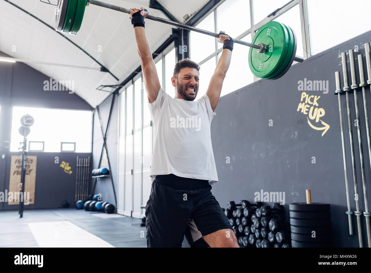 Mann weightlifting Barbell in der Turnhalle Stockfoto