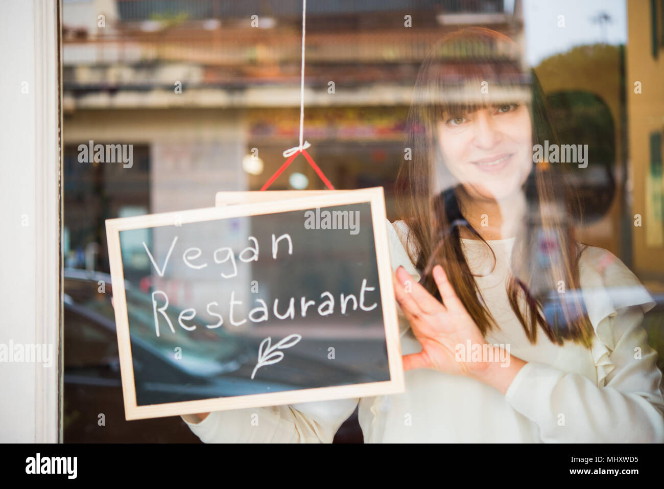 Veganes Restaurant Besitzer bei der Arbeit Stockfoto