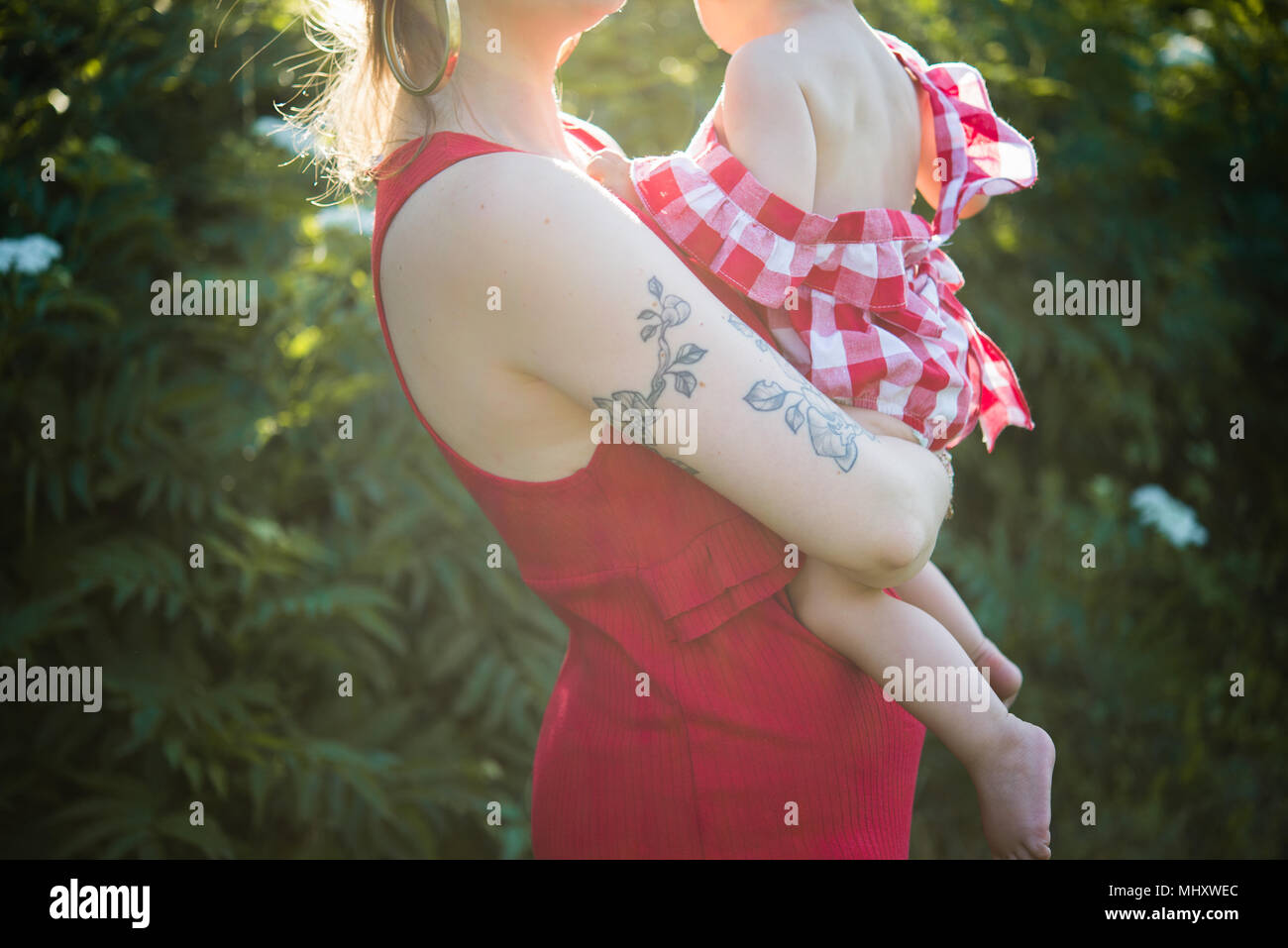 Frau und Baby Mädchen im Garten Stockfoto