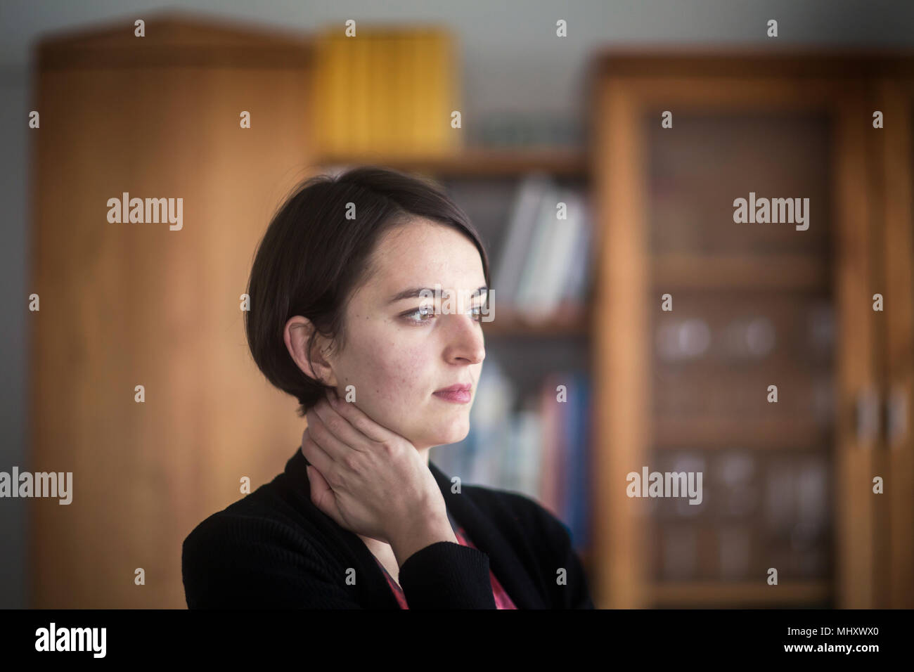 Junge Frau Tagträumen Stockfoto