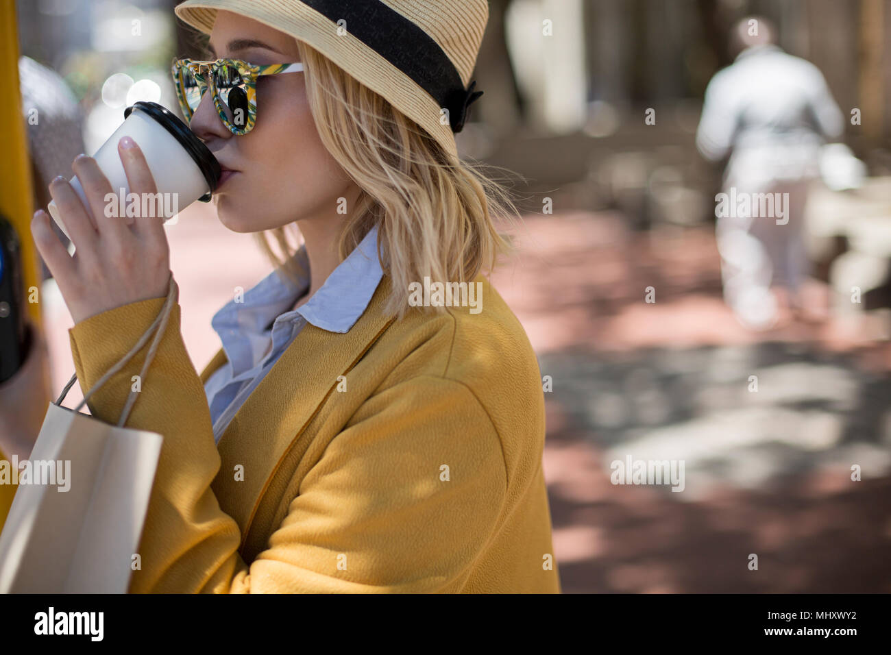 Frau trinkt Kaffee Stockfoto