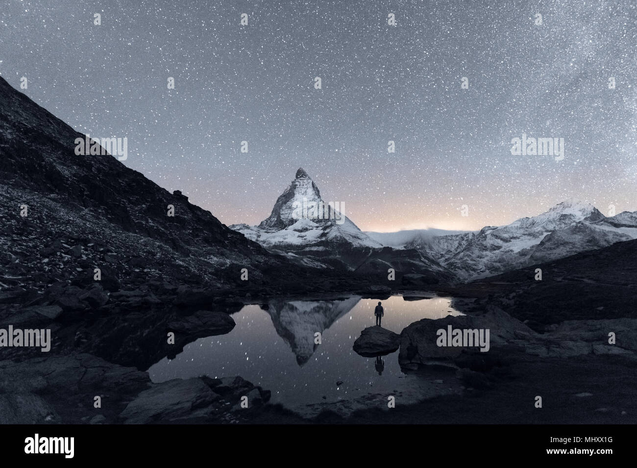 Matterhorn reflektiert über den See Riffelsee bei Nacht, Zermatt, Wallis, Schweiz Stockfoto