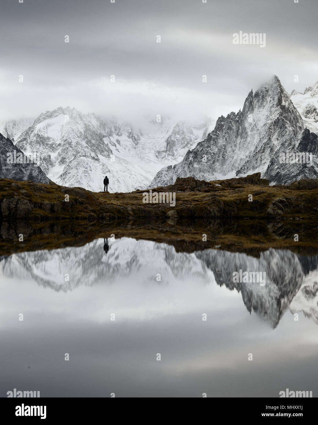 Sonnenaufgang am Lac de Chesery, Chamonix, Rhône-Alpes, Frankreich Stockfoto