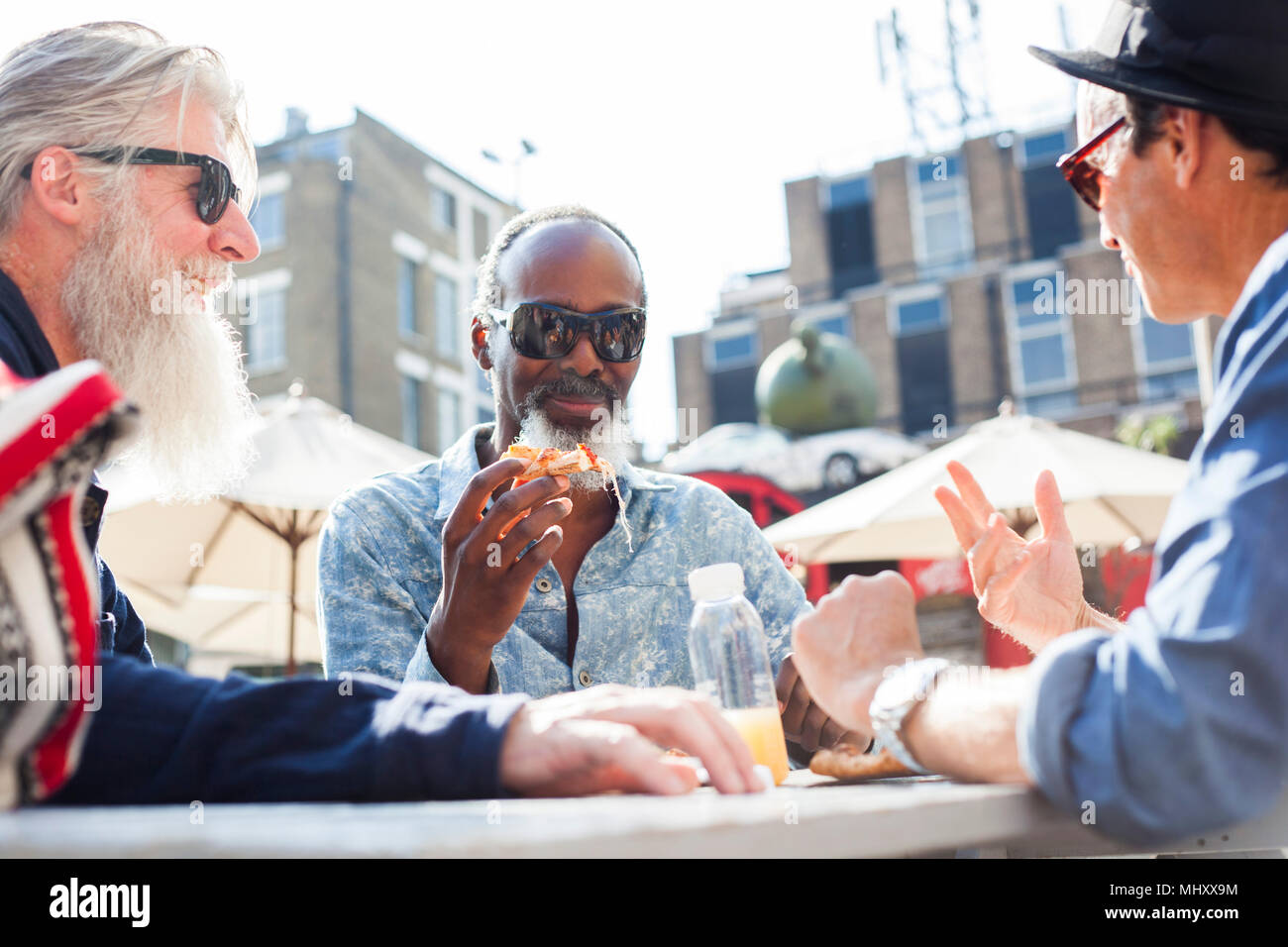 Freunde in Pizza bei Food Market, London, UK Stockfoto