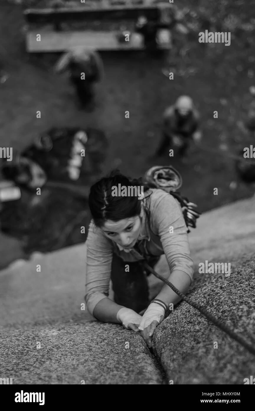 Frau Trad Climbing, Teamkollegen auf dem Boden, an der Chief, Squamish, Kanada Stockfoto
