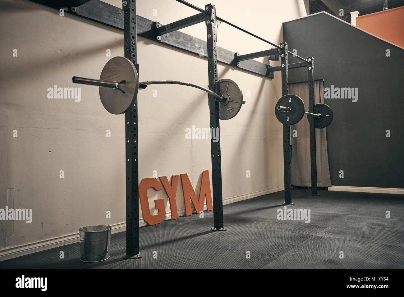 Barbells im Fitnessraum Stockfoto