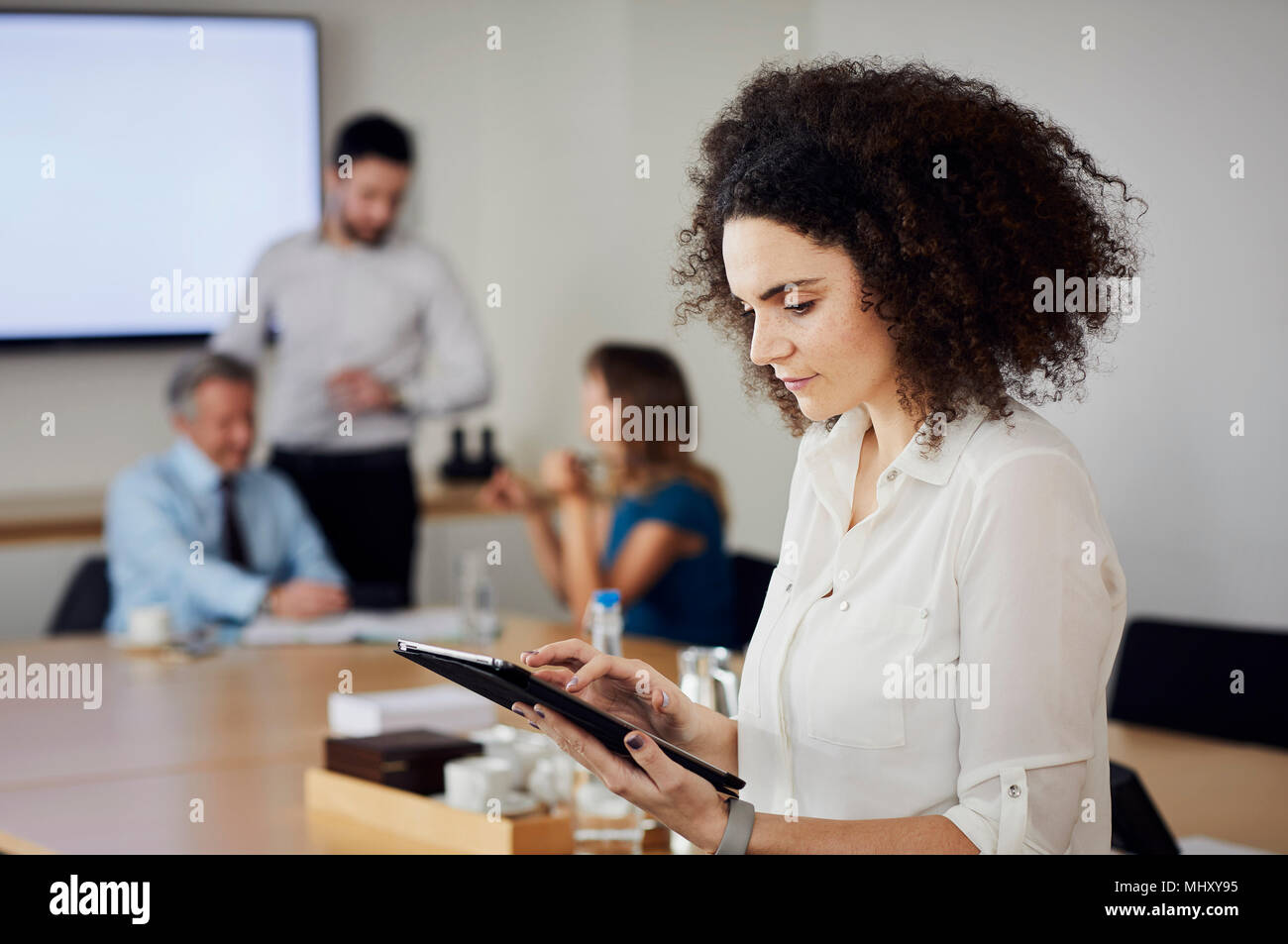 Geschäftsfrau im Büro mit digital-Tablette Stockfoto