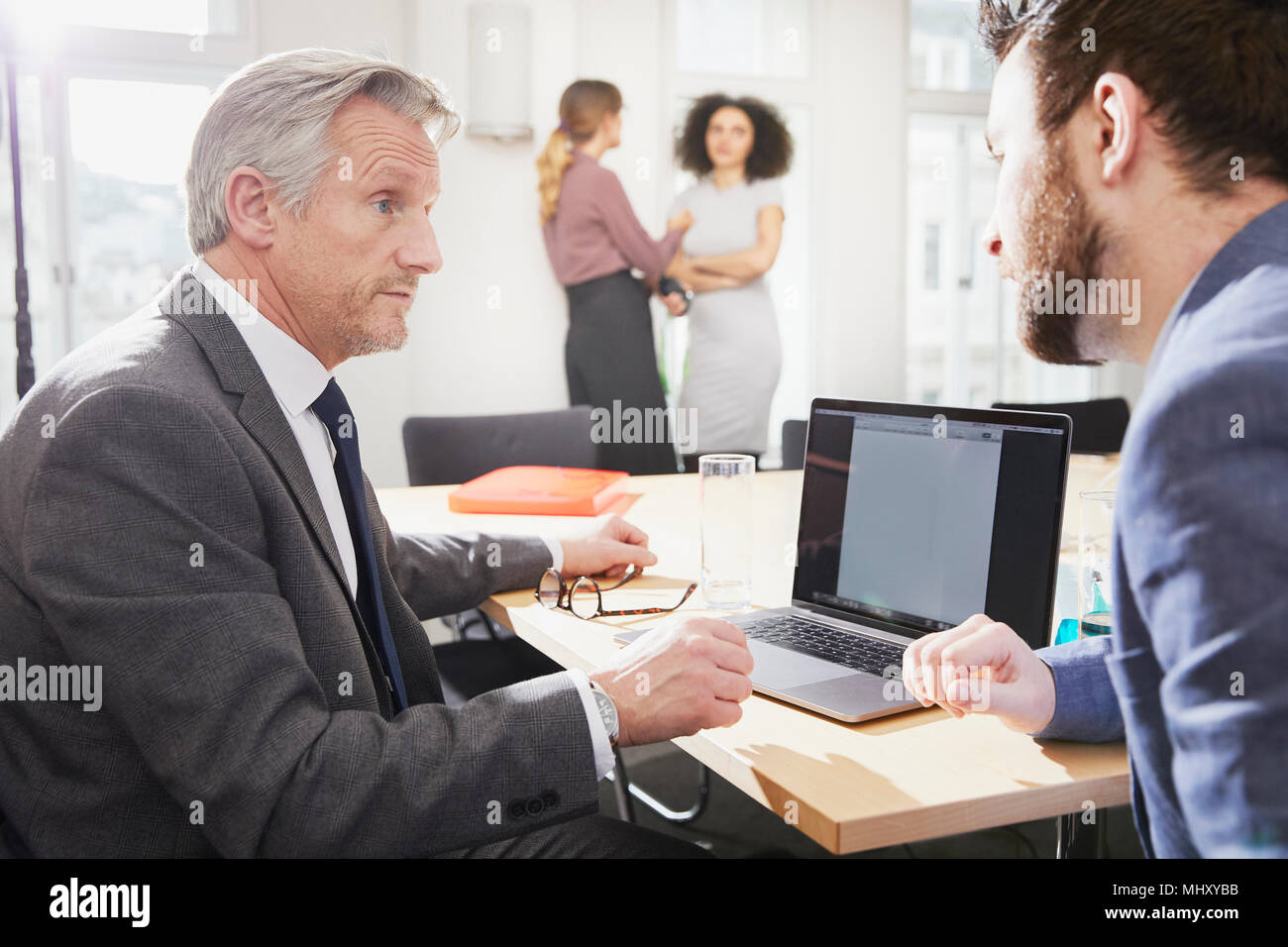 Unternehmer im Büro mit Laptop Stockfoto