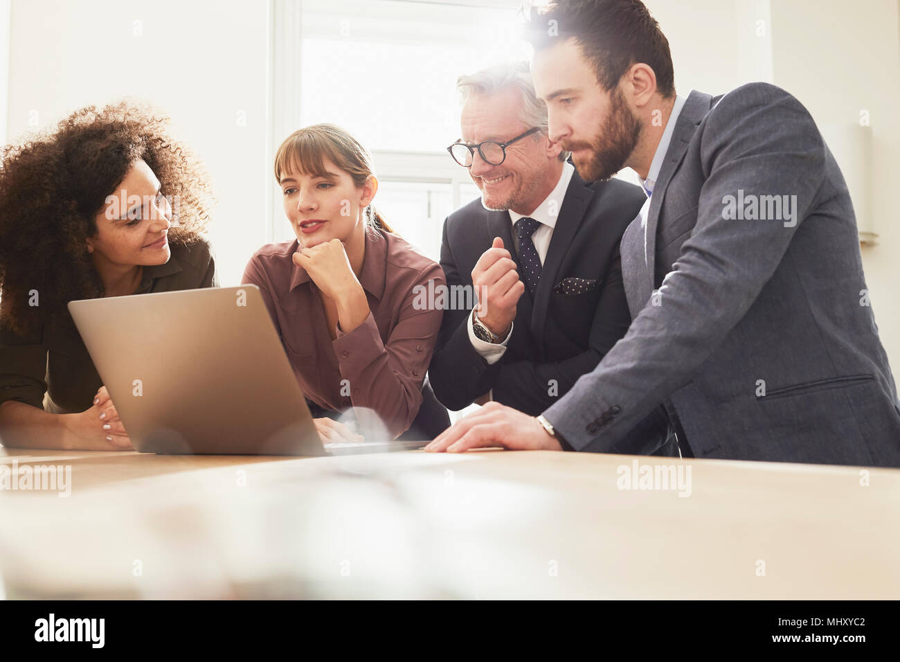 Geschäftsleute im Büro mit Laptop Stockfoto