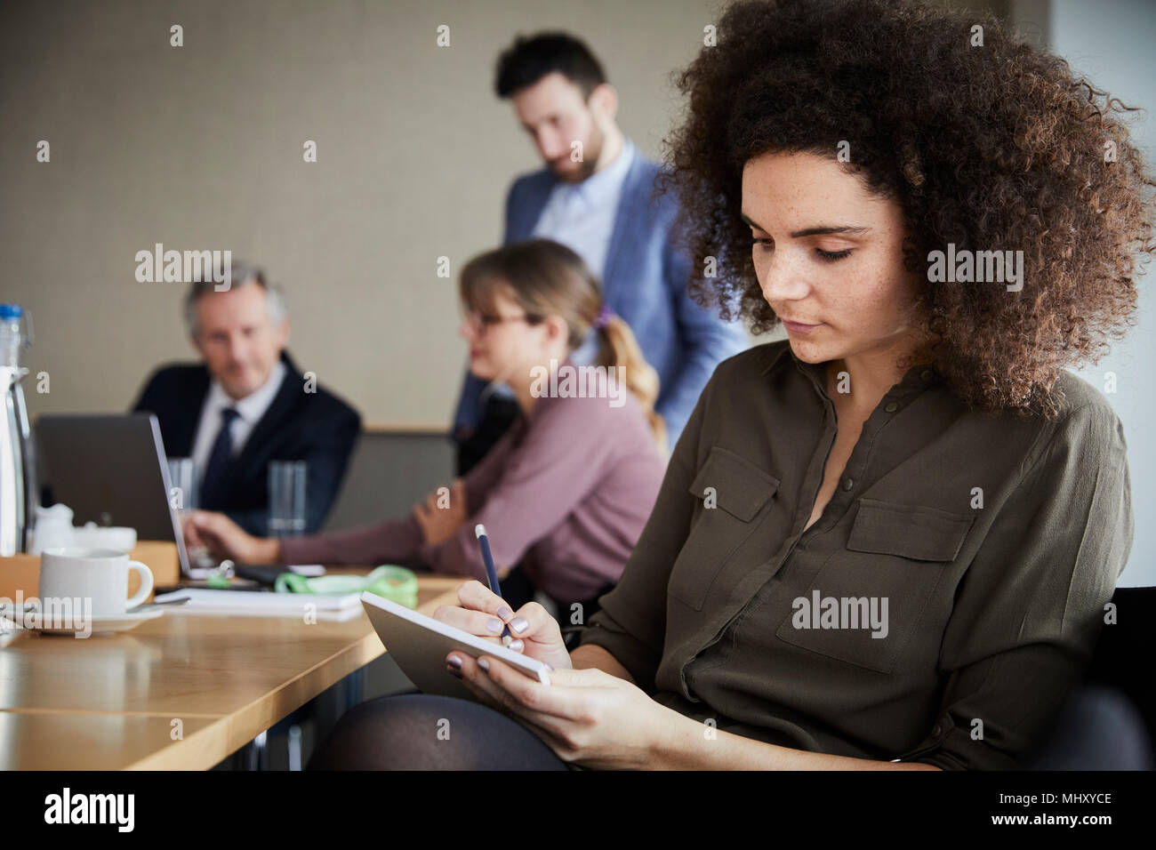Im Büro schreiben auf notepad Geschäftsfrau Stockfoto