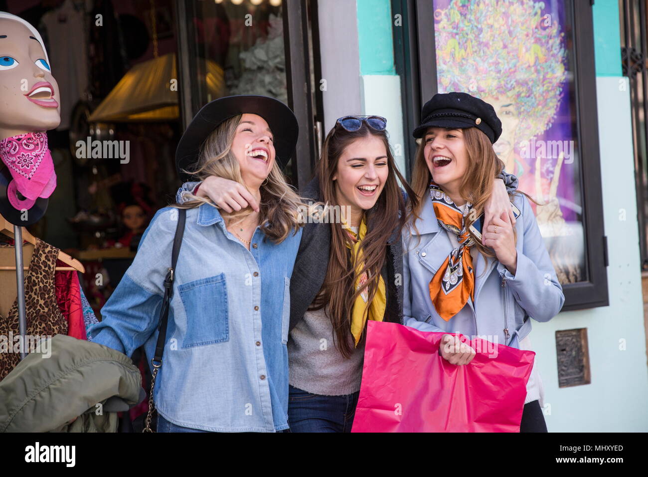 Freunde verlassen Bekleidung Shop lächelnd Stockfoto