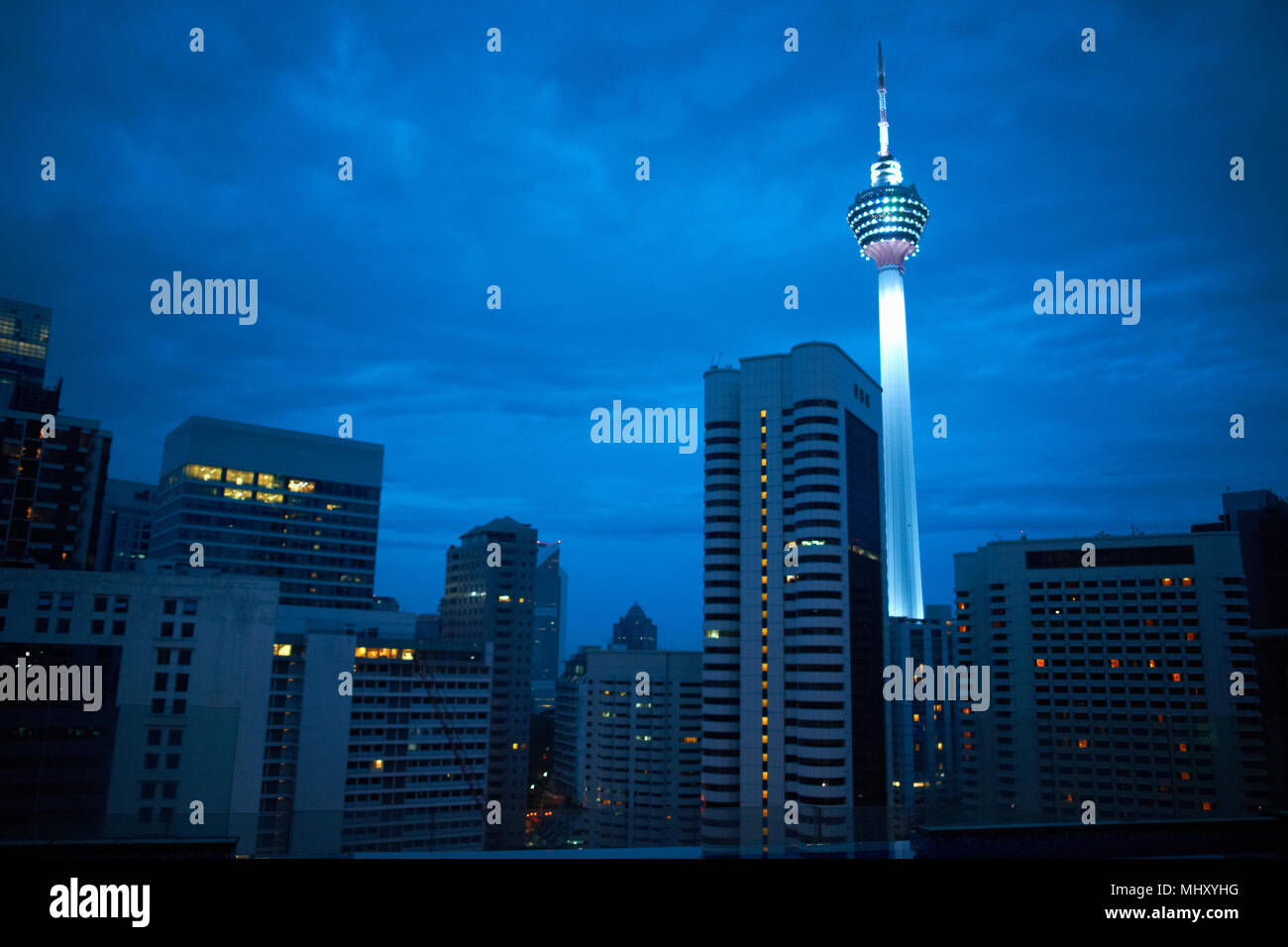 Kuala Lumpur Tower bei Nacht beleuchtet, Kuala Lumpur, Malaysia Stockfoto