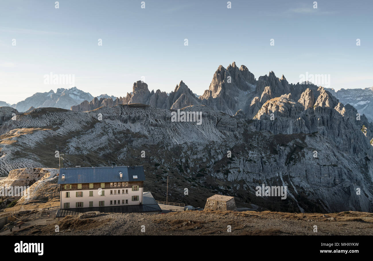 Gebäude, Dolomiten in der Nähe von Cortina d'Ampezzo, Venetien, Italien Stockfoto