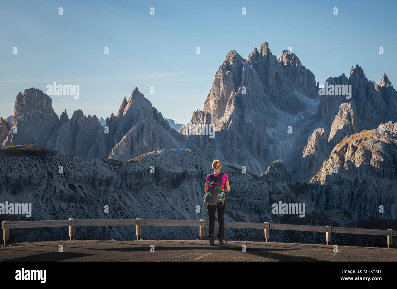 Wanderer genießen Aussicht, Dolomiten, in der Nähe von Cortina d'Ampezzo, Venetien, Italien Stockfoto