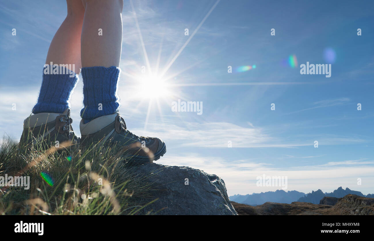 Wanderer Füße, Dolomiten in der Nähe von Cortina d'Ampezzo, Venetien, Italien Stockfoto