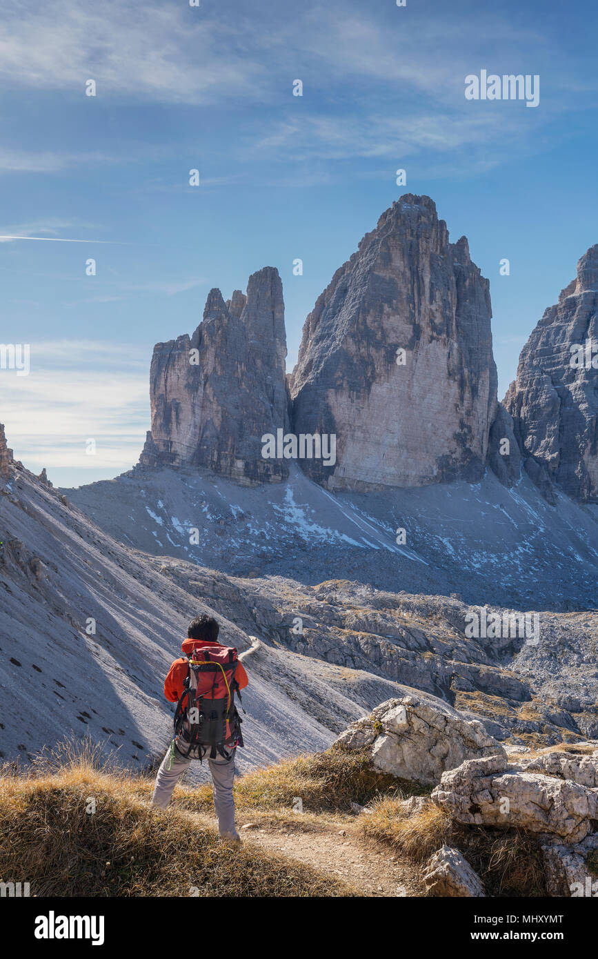 Wanderer genießen Aussicht, Dolomiten, in der Nähe von Cortina d'Ampezzo, Venetien, Italien Stockfoto