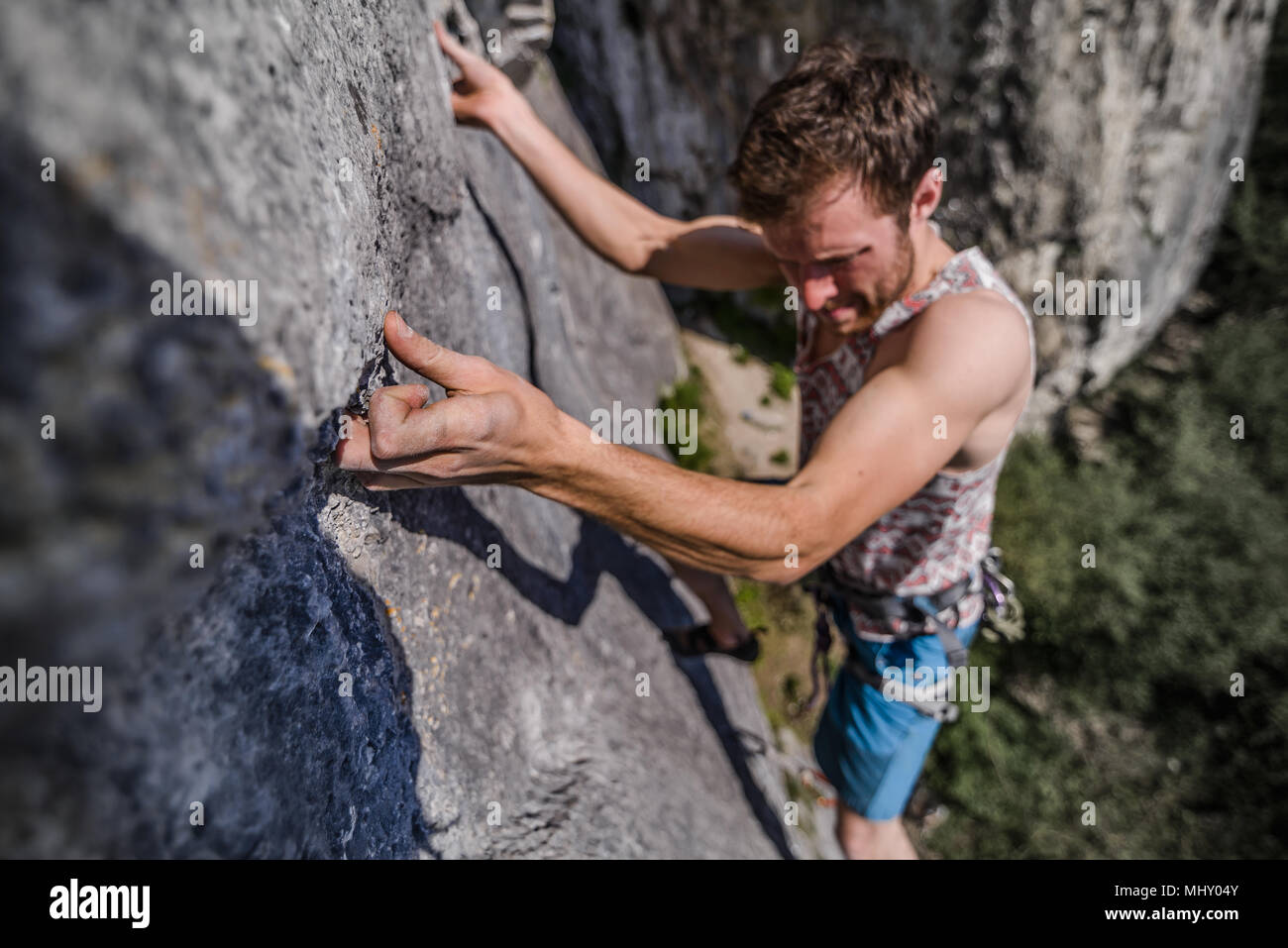 Junge männliche Kletterer klettern Kalkstein Felswand, Freyr, Belgien, hohe Betrachtungswinkel Stockfoto