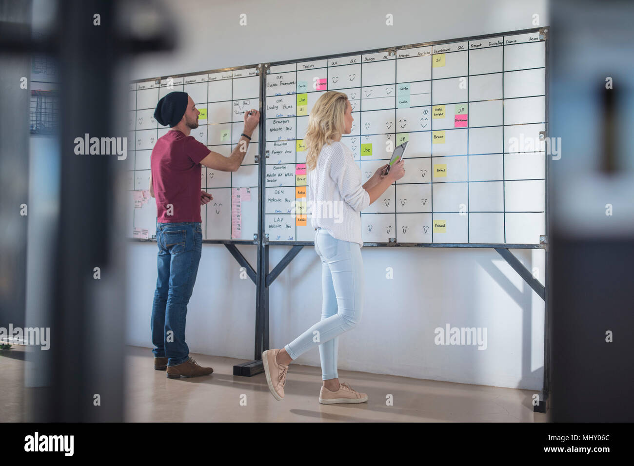Männlichen und weiblichen Kollegen planung ideen auf Office Whiteboard  Stockfotografie - Alamy