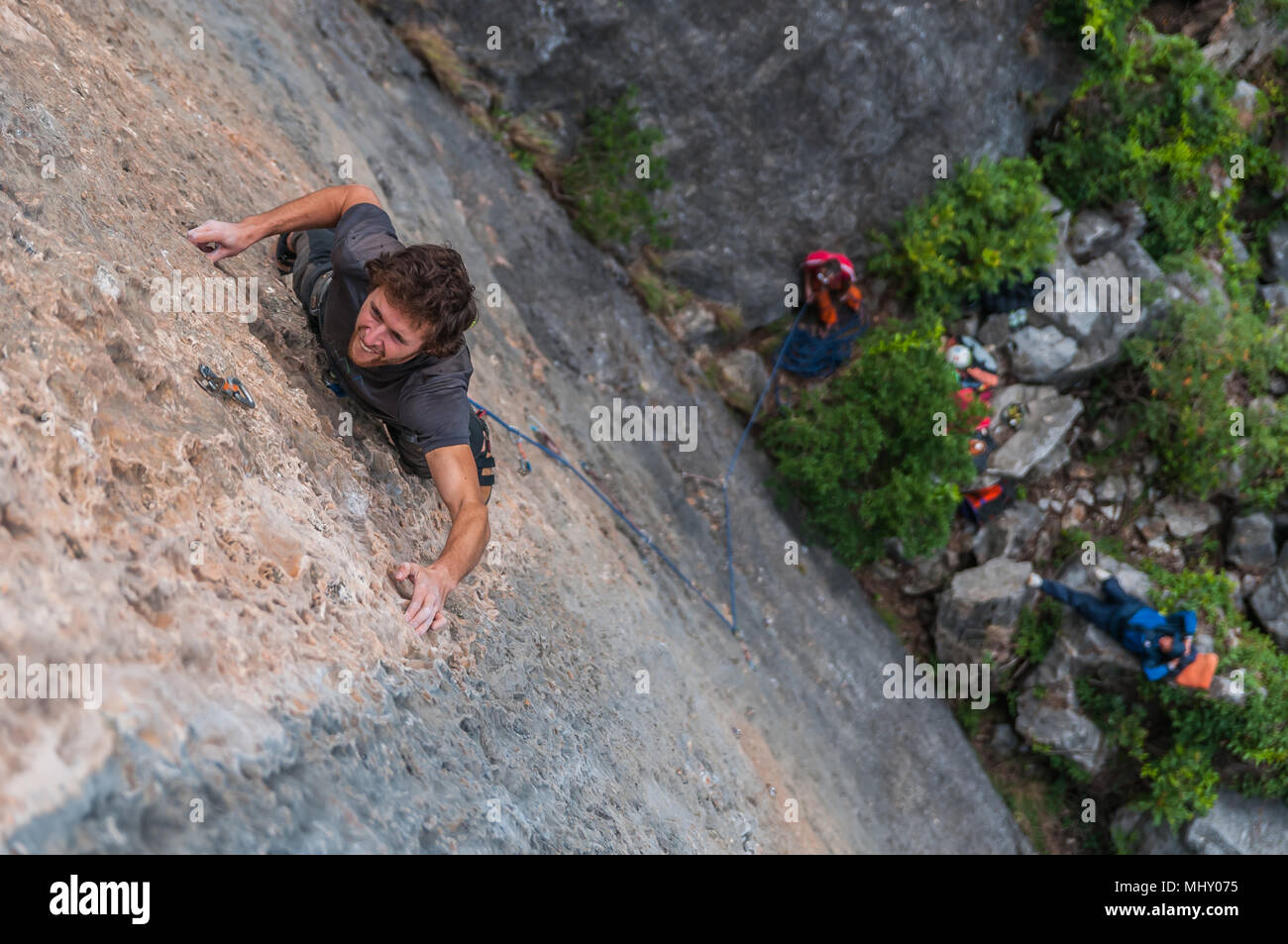 Man Klettern auf Kalkfelsen, Ansicht von oben, Ha Long Bay, Vietnam Stockfoto