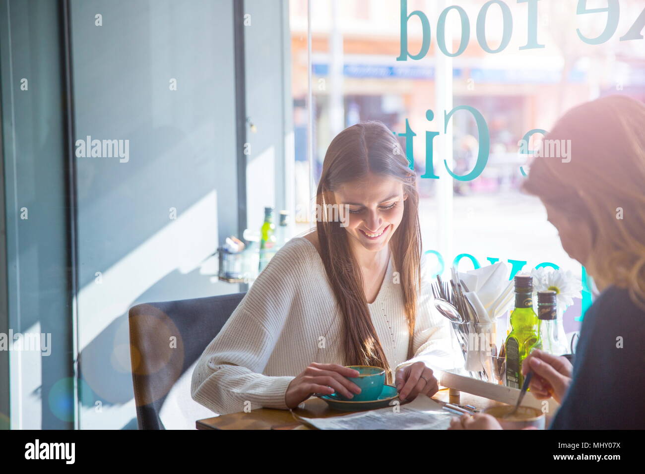Zwei weibliche Freunde sitzen zusammen im Café, Kaffee trinken Stockfoto