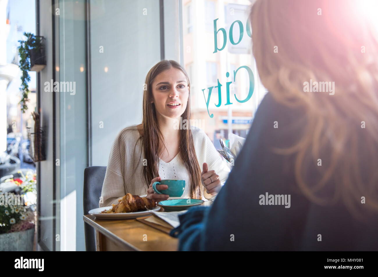 Zwei weibliche Freunde sitzen zusammen im Café, Kaffee trinken Stockfoto
