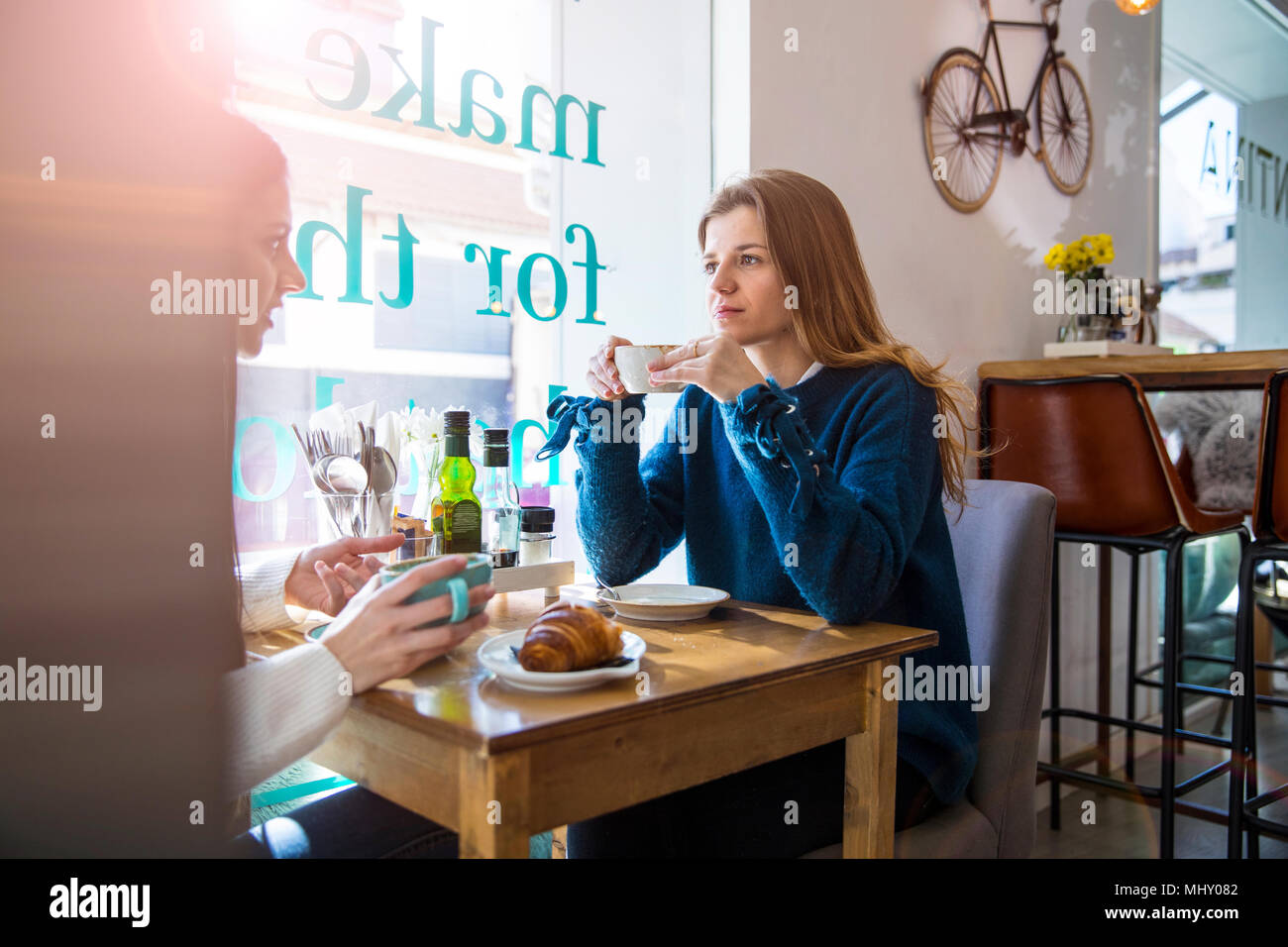 Zwei weibliche Freunde sitzen zusammen im Café, Kaffee trinken Stockfoto