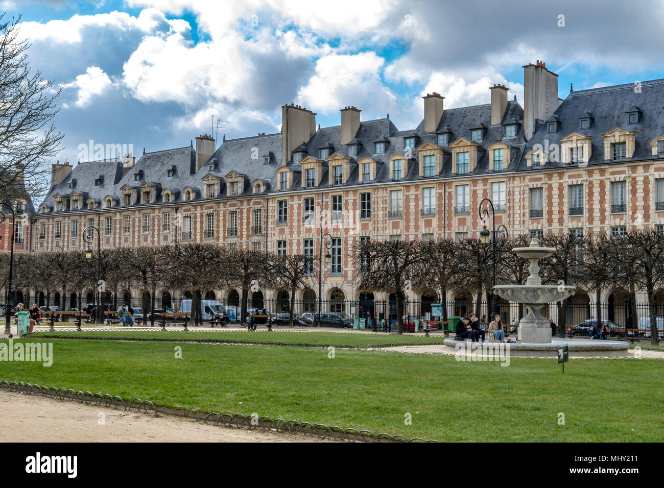 Elegante Dächer und Fenster schmücken die Gebäude an der Place des Vosges im Marais-Viertel von Paris, in einem der schönsten Plätze in Paris. Stockfoto