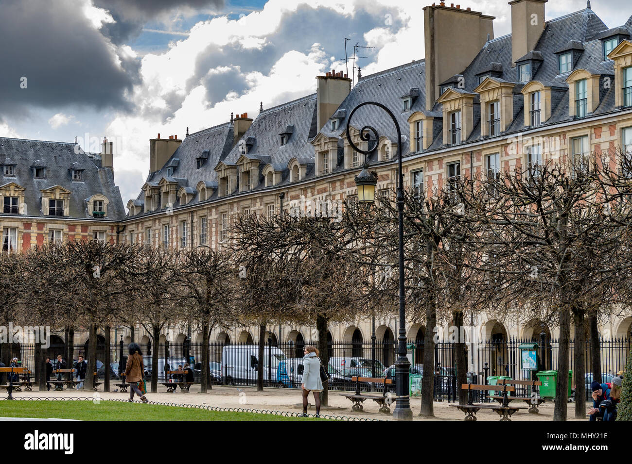 Die elegante Dächer und surroundingThe Place des Vosges, Paris, Frankreich, Gebäude Stockfoto