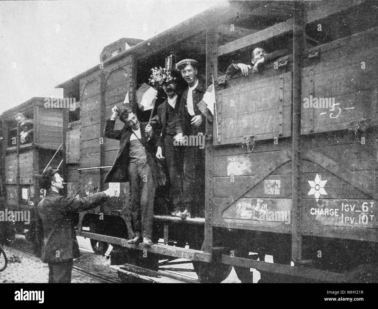 Männer auf dem Weg mit dem Zug an die Front, 1914, Frankreich Stockfoto