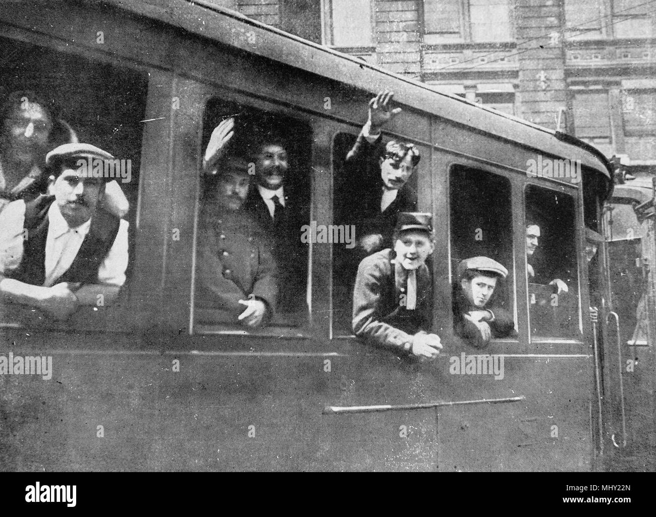 Männer auf dem Weg mit dem Zug an die Front, 1914, Frankreich Stockfoto
